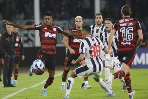2-2. Talleres y Flamengo sellan un intenso empate en Córdoba 2-2. Talleres y Flamengo sellan un intenso empate en Córdoba