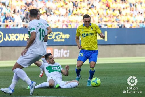 Lucas Pérez conduce un balón en la frontal del área Lucas Pérez conduce un balón en la frontal del área