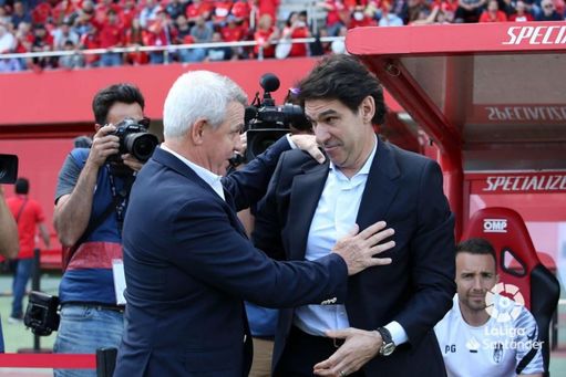 Aitor Karanka se saluda con Javier Aguirre. Aitor Karanka se saluda con Javier Aguirre.