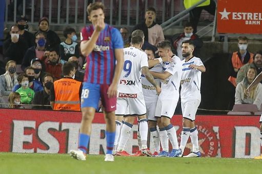 Los jugadores del Alavés celebran un gol en el Camp Nou