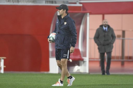Monchi, observando un entrenamiento de Lopetegui con el primer equipo del Sevilla FC. Monchi, observando un entrenamiento de Lopetegui con el primer equipo del Sevilla FC.
