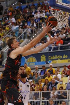 83-91. El Gran Canaria pierde en casa pero luchará por el título 83-91. El Gran Canaria pierde en casa pero luchará por el título