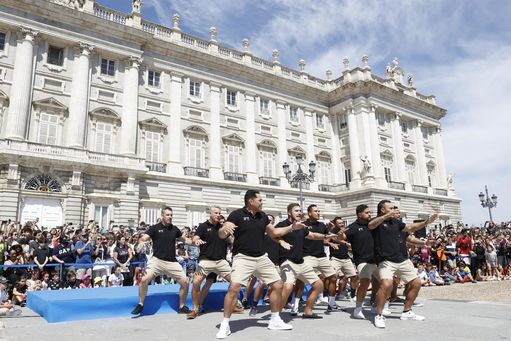 Leyendas de los All Blacks ejecutan una haka ante el Palacio Real