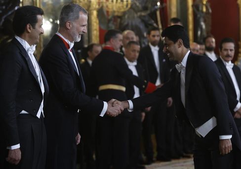 El rey regala una camiseta de España al emir catarí, que le invita al Mundial