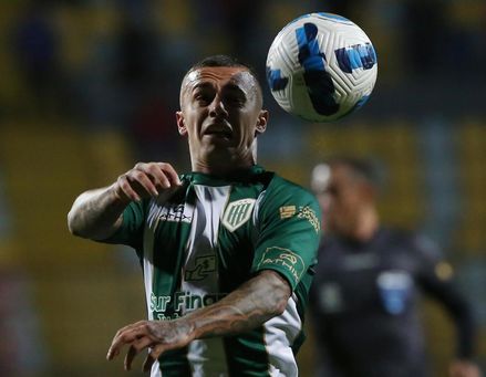 1-1. Banfield y Católica empatan y quedan eliminados en el adiós de Cvitanich 1-1. Banfield y Católica empatan y quedan eliminados en el adiós de Cvitanich
