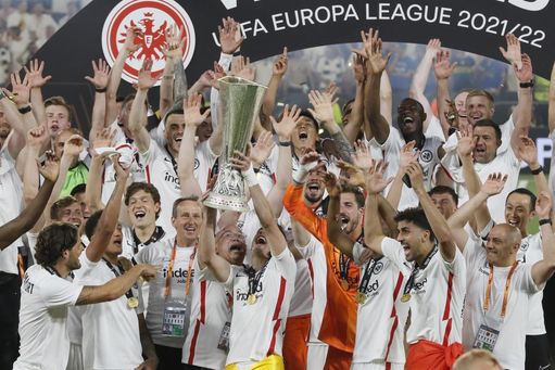 Rode, capitán del Eintracht brinda la copa al cielo de Sevilla