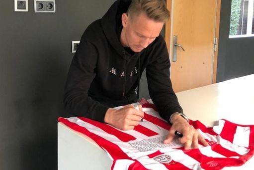 El PSV repite la misma estrategia que en 2021 no le valió: "Estamos en constante contacto con Luuk..." El PSV repite la misma estrategia que en 2021 no le valió: "Estamos en constante contacto con Luuk..."