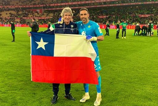 Pellegrini, junto a Claudio Bravo, con la bandera de Chile celebrando la Copa del Rey ganada con el Betis.