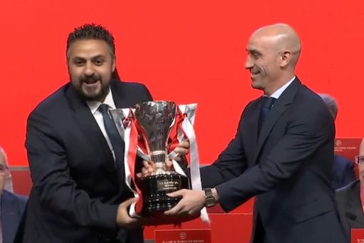 El Almería recibe el título de campeón de Segunda división entregado por el presidente de la RFEF