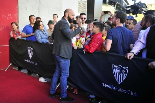 Monchi, director deportivo del Sevilla FC, dialogando con la afición. 
