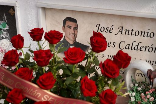 Ofrenda floral del Sevilla FC a Reyes en el cementerio de Utrera