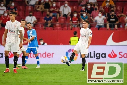 El Rayo Vallecano busca delantero después de quedarse sólo con Radamel Falcao y Randy Nteka. El Rayo Vallecano busca delantero después de quedarse sólo con Radamel Falcao y Randy Nteka.
