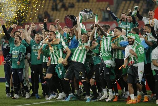 El Betis, reciente campeón de Copa, celebra el título conseguido en La Cartuja. 
