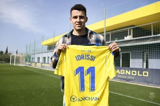 Idrissi posa con una camiseta del Cádiz