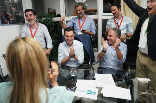 El presidente de la Junta de Andalucía, Juanma Moreno, revalida su cargo con una rotunda mayoría absoluta