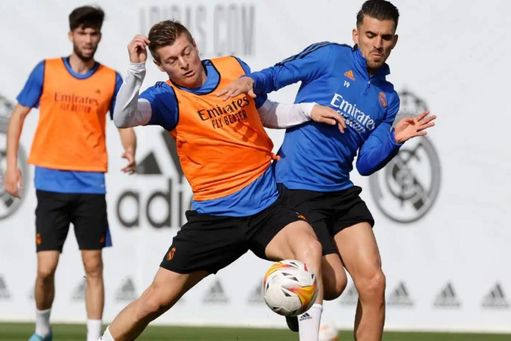 Dani Ceballos y Toni Kroos pugnan por la posesión en un entrenamiento del Real Madrid.